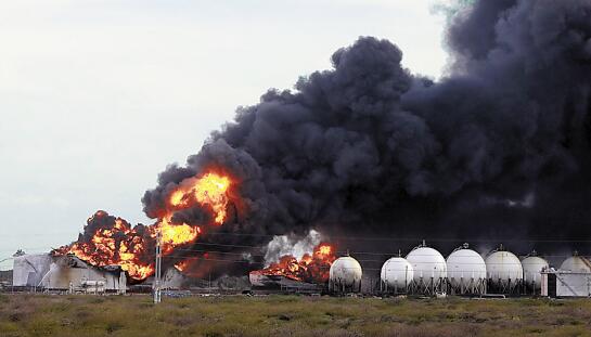 加油站的地下儲油罐、加油機(jī)、管理室和加油站場所防火