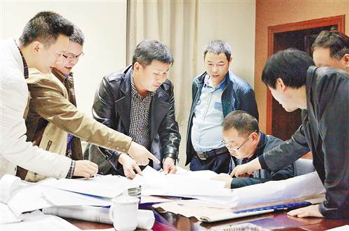在煤礦全面安全體檢中，監(jiān)察人員檢查煤礦安全生產資料