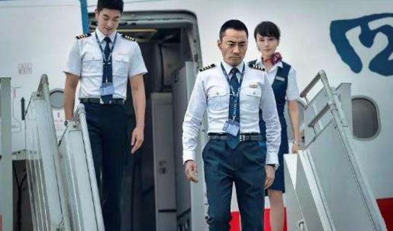 由電影《中國機長》談?wù)劰芾砼c個人素質(zhì)對安全的影響